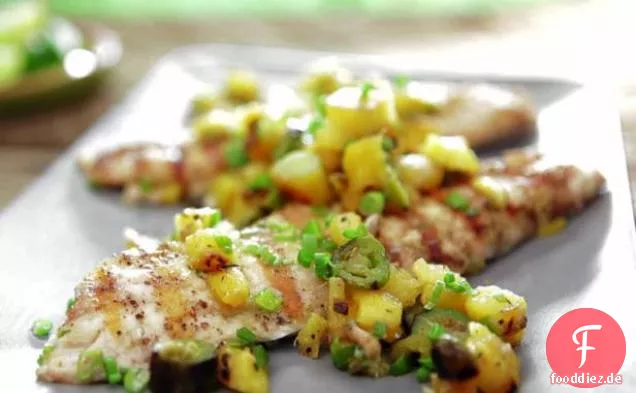 Gegrillter Pink Snapper mit karamellisierter Ananas-Frühlingszwiebelbutter und Relish