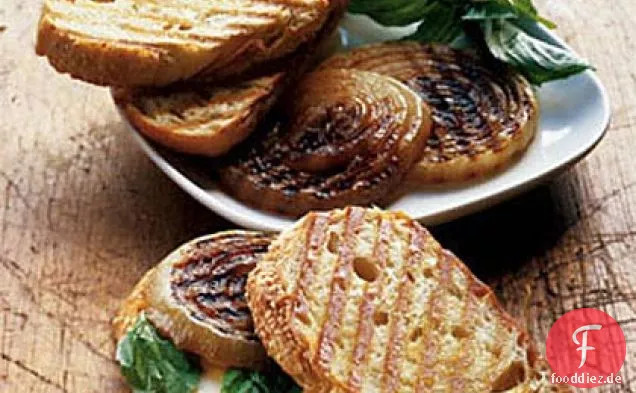 Provolone, Basilikum und Zwiebel auf italienischem Brot
