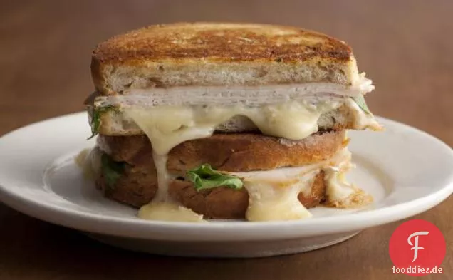 Gegrillter Truthahn, Brie und Apfelbutter-Sandwich mit Rucola