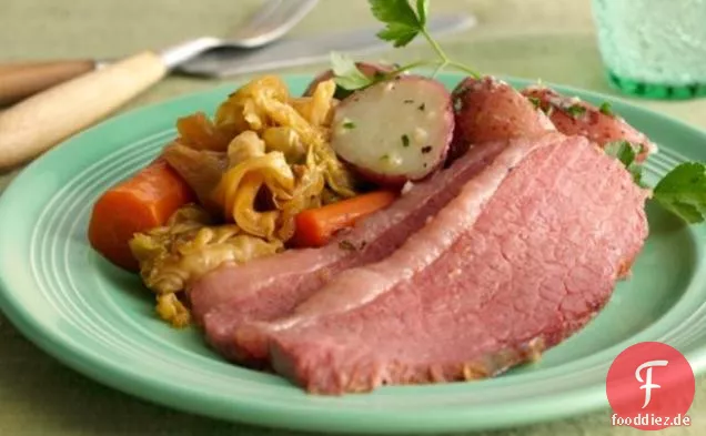 Corned Beef und Kohl mit Kräuterbutter Kartoffeln