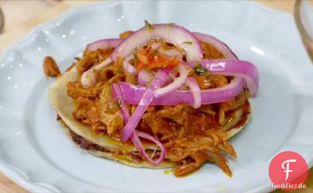 Schweinefleisch-Bohnen-Panuchos mit eingelegtem Habanero und Zwiebeln (Cochinita Pibil)