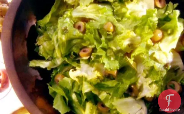 Escarole-Salat mit Sardellen-Dressing
