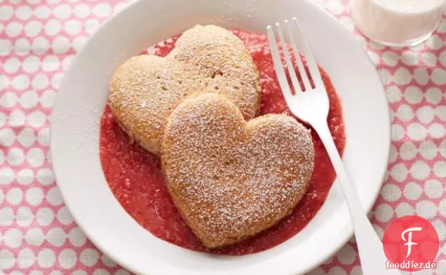 Herzförmige Vollkornpfannkuchen mit Erdbeersauce