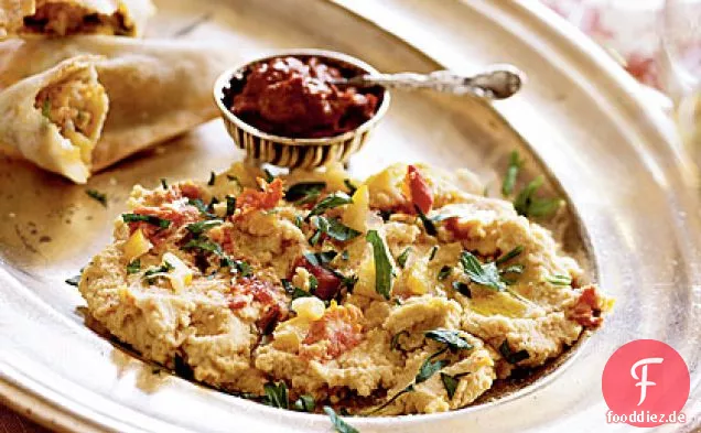 Hummus mit konservierter Zitrone und sonnengetrockneten Tomaten