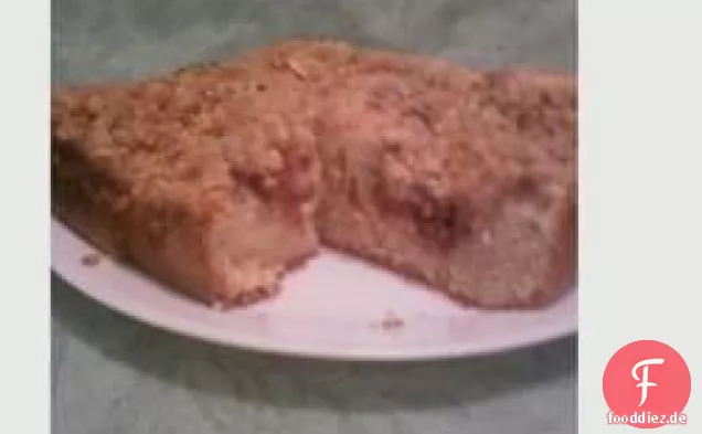 Mit Frischkäse gefüllter Kaffeekuchen mit Fruchtkonserven und Streuselbelag