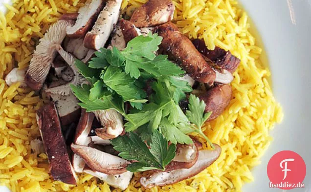 Shiitake-Pilze, Petersilie und Safranreis