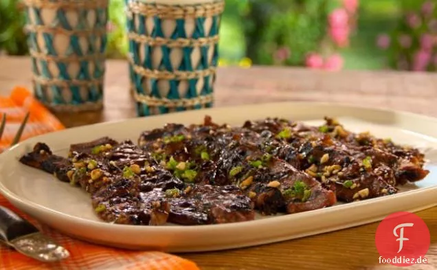 Orange-Ingwer gegrillte Rippchen ohne Knochen mit Frühlingszwiebeln-Erdnuss-Relish