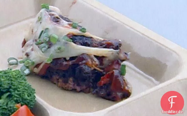 Hackbraten mit Speck und Käse belegt