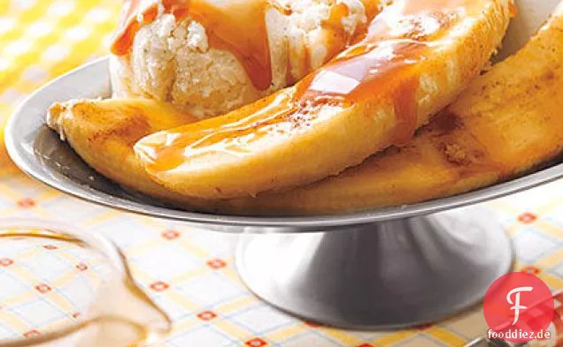 Gegrillte Bananen mit Eis und Karamell