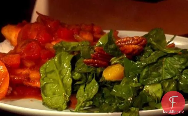 Spinat-Zitrus-Salat mit süßen und würzigen Pekannüssen