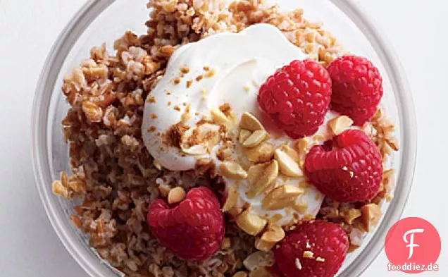 Knuspriger Erdnussbutter-Bulgur mit Beeren