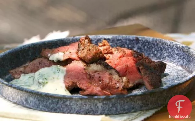 Gegrilltes Butterlamm mit afrikanischen Gewürzen und Kräuterjoghurt