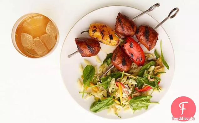 Grillwurstspieße mit Nudelsalat