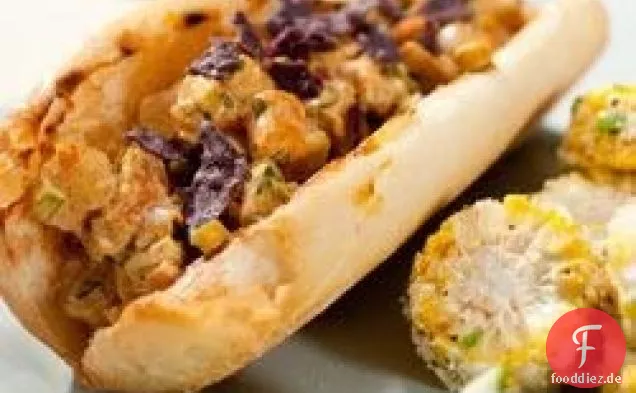 Garnelensalat mit roter Chili-Mayonnaise und blauen Maischips