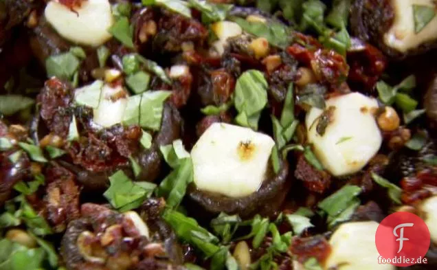 Mit getrockneten Tomaten gefüllte Champignons