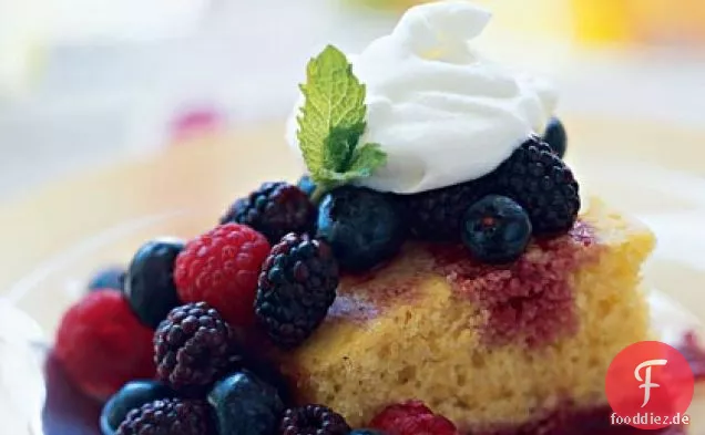 Maisbrot mit gemischten Beeren und Beerencoulis