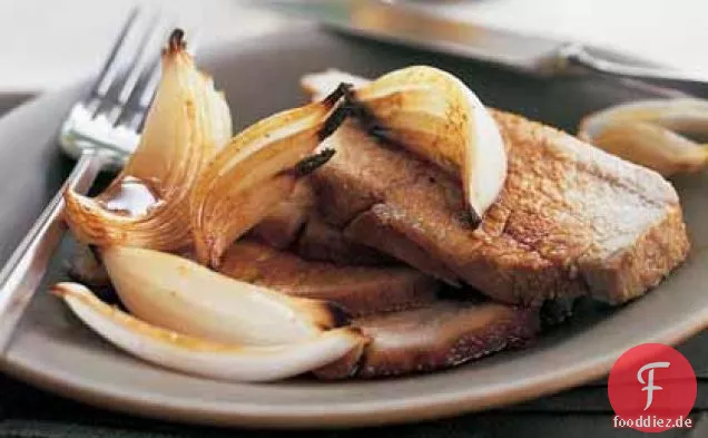 Schweinebraten mit Honigkümmel und karamellisierten Zwiebeln