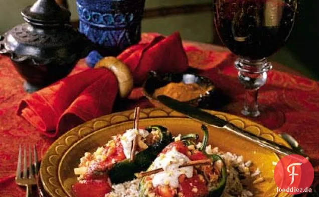 Mit Schweinefleisch gefüllte Poblanos mit Walnussrahmsauce