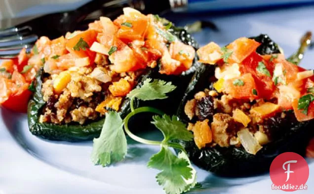 Poblanos gefüllt mit Schweinefleisch und Obst