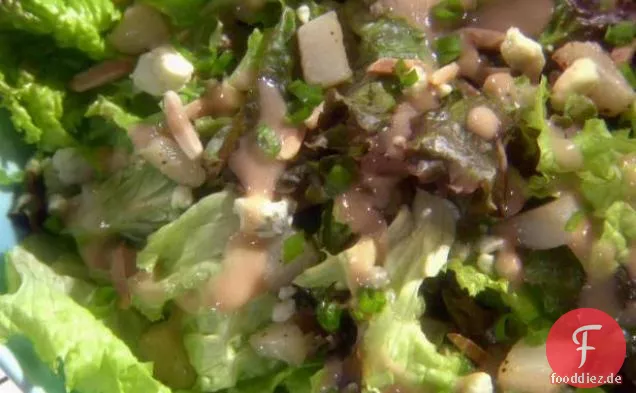 Grüner Salat mit gerösteten Birnen und Blauschimmelkäse