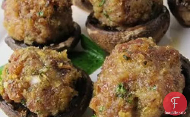 Mit Wurst gefüllte Champignons
