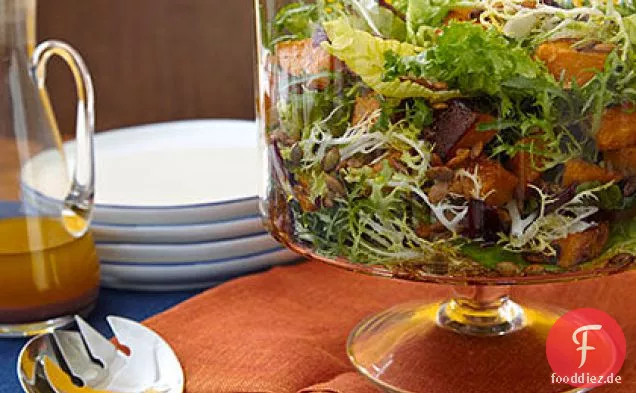 Grüner Salat mit geröstetem Kürbis
