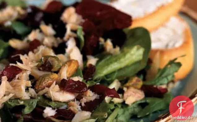 Gemischter Salat mit geräucherter Forelle, Pistazien und Preiselbeeren