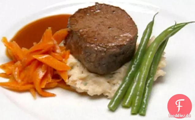Filet Mignon über Hummer-Boursin-Kartoffelpüree mit Merlot-Reduktion