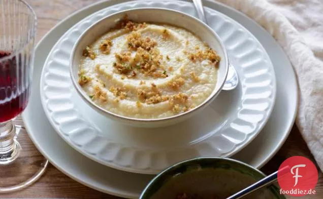 Blumenkohlsuppe mit Sardellen-Paniermehl-Topping