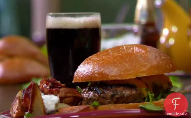 Rarebit Smash Burger mit Pub-Kartoffeln und Meerrettichsauce