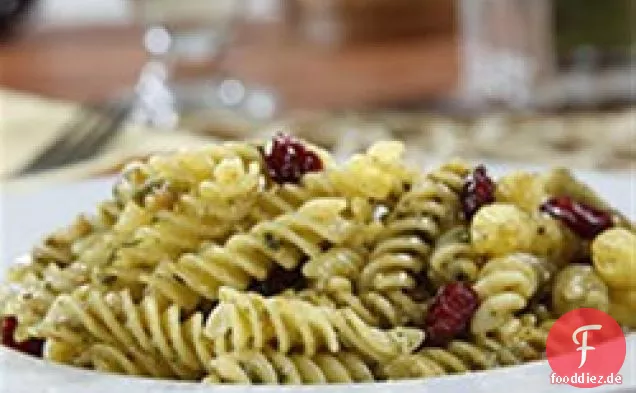 Barilla® Glutenfreie Rotini mit verkohltem Frühlingszwiebelpesto, gerösteten Cashewnüssen und Preiselbeeren