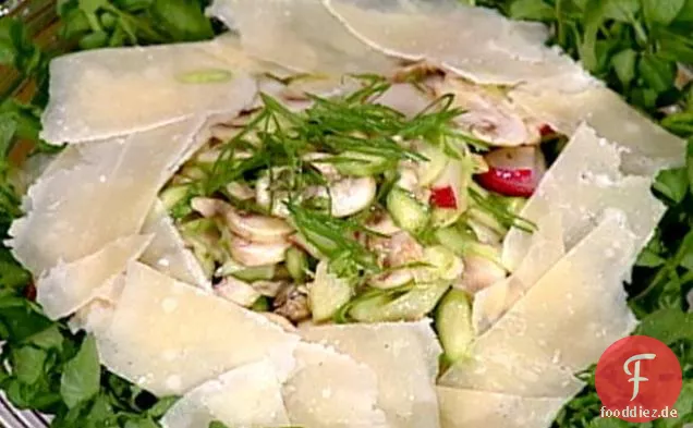 Spargel-Pilz-Salat mit geschorenem Parmesan