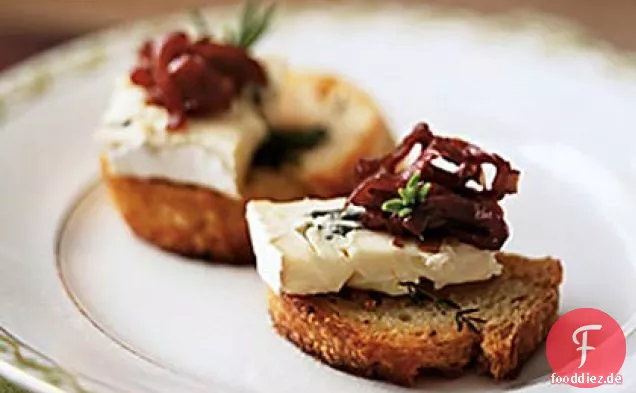 Kräutercrostini mit Blauschimmelkäseaufstrich und karamellisiertem Zwiebelrelish