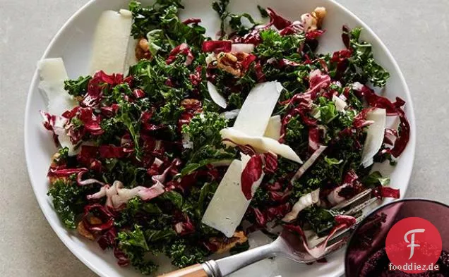 Knuspriger Grünkohlsalat mit Walnüssen und Pecorino