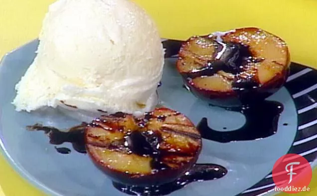 Mit Balsamico glasierte gegrillte Pflaumen mit Vanilleeis