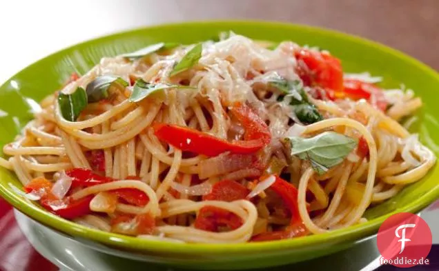 Spaghetti mit drei Paprika und Zwiebeln