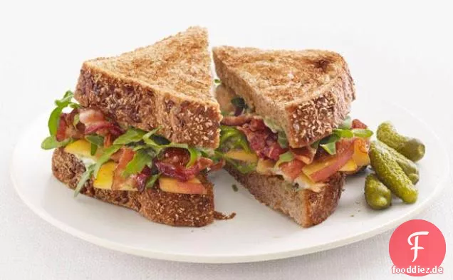 Sandwiches mit Speck, Pfirsich und Rucola