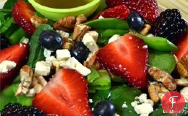 Zuckerschnapperbsen-Beeren-Salat