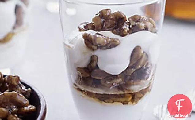 Griechischer Joghurt mit Honig und Walnüssen