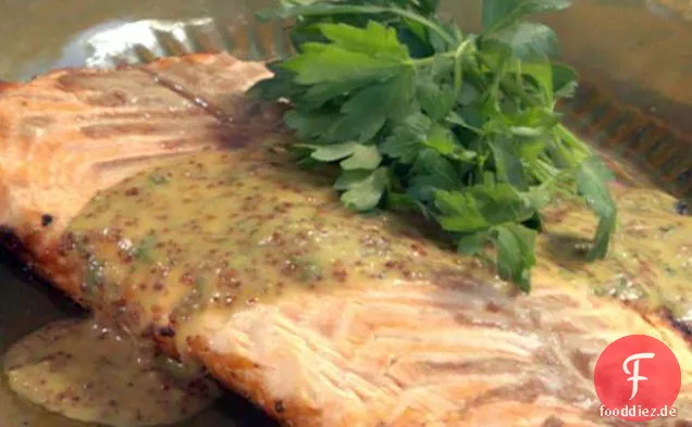 Gegrilltes Lachsfilet mit Honig-Senf-Sauce