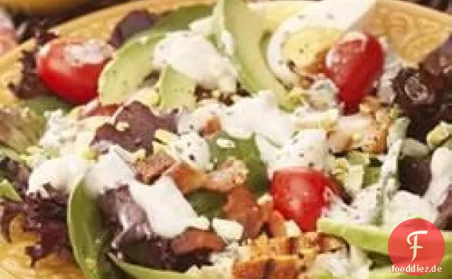 Salat mit gegrilltem Hähnchen, Tomaten und Babygemüse mit Blauschimmelkäse
