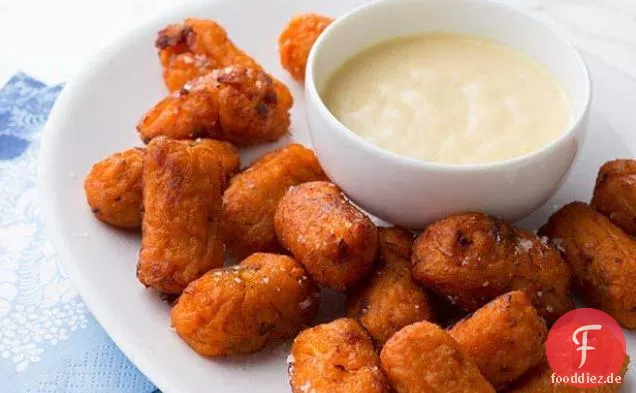 Süßkartoffel-Speck-Tots mit cremiger Senf-Dip-Sauce