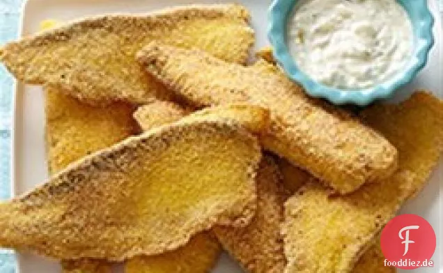 Gebratener Fisch in der Pfanne mit Cajun-Tartarsauce