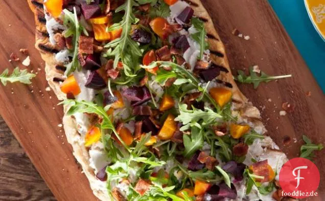 Fladenbrot mit Rüben, Speck und Kräuterziegenkäse