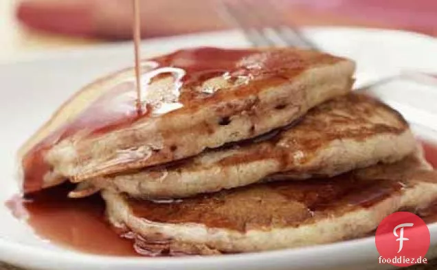 Buttermilch-Bananen-Pfannkuchen mit Granatapfelsirup