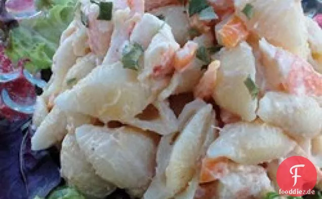 Salat mit Garnelen und Nudelschalen