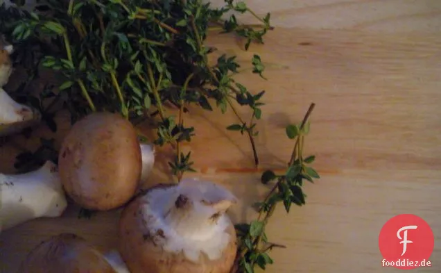 Pilz-Thymian-Risotto mit Hähnchenschenkeln