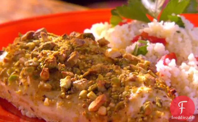 Gebratenes Hähnchen mit Ziegenkäse-Macadamianusskruste und Petersilie-Piment-Couscous