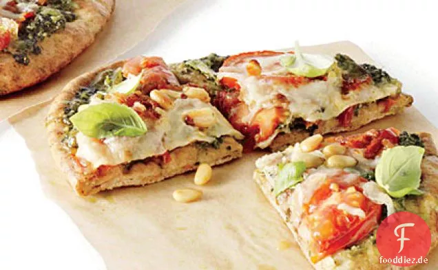 Pita-Pizza mit Grünkohlpesto, Tomaten und Speck