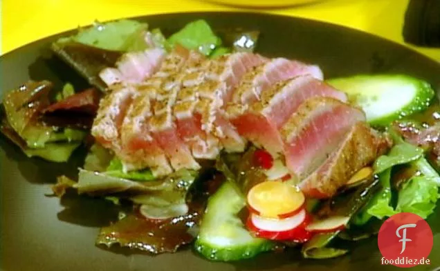Gebratener Ahi-Thunfisch und Salat aus gemischtem Gemüse mit Wasabi-Vinaigrette